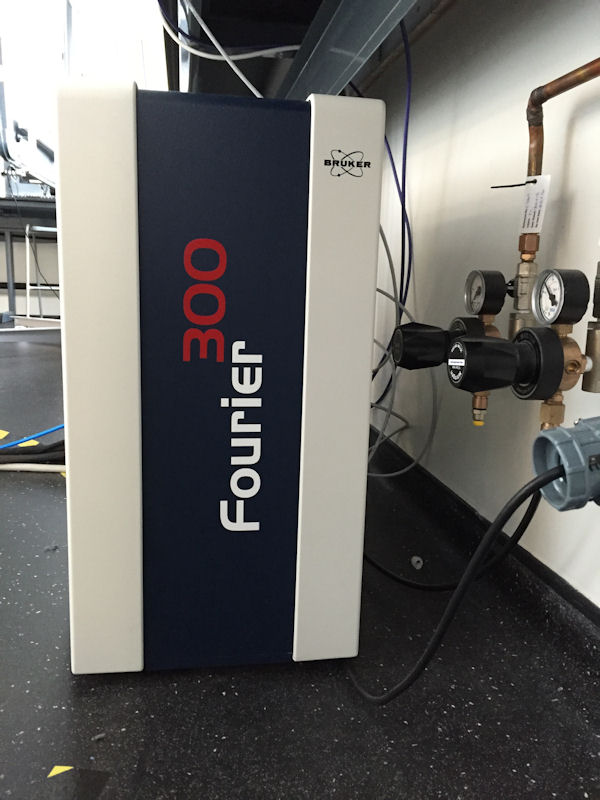 Fourier300 Bruker NMR spectrometer console